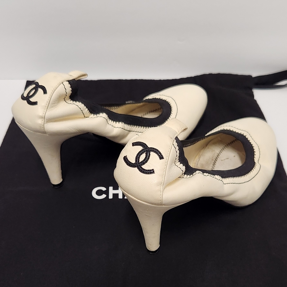 CHANEL Cream and Black CC Logo Kitten Heel Pumps - Picture 4 of 14